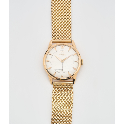 OMEGA. Reloj de pulsera para caballero. En oro, c.1950. Esfera satinada con numeraci&oacute;n a trazos aplicados.