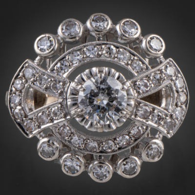 Sortija antigua en oro blanco de 18 kt con brillante central de 0,40Qt orlado de brillantes.