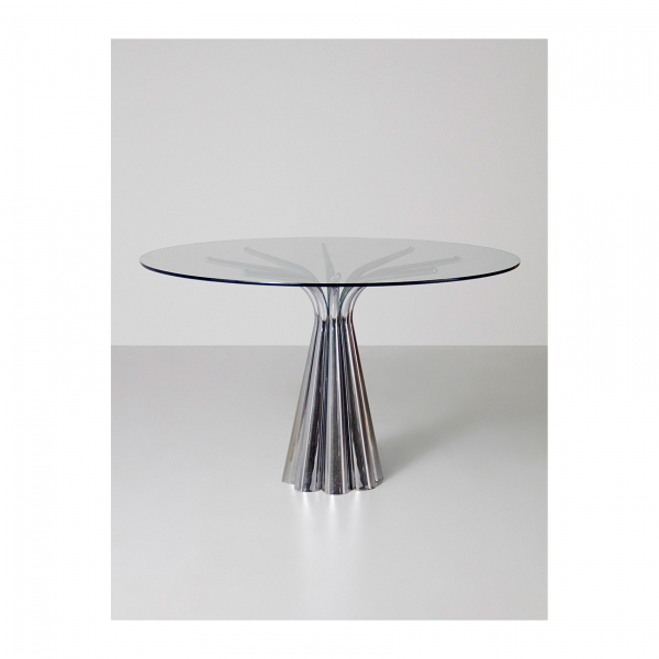 Manufactura Vidal Grau (Valencia, 1978) Mesa de estructura tubular compuesta por ocho cilindros en metal cromado sustentando el sobre en cristal circular, c.1970