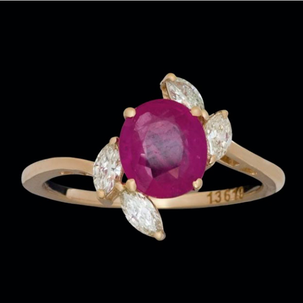 Anillo de oro amarillo de 14 K. con rubí talla oval (1,46 cts.) y diamantes talla marquise (0,32 cts.).