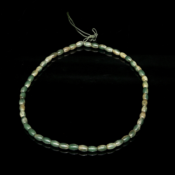 Collar de cincuenta cuentas de jade en tonos verdes.  Dinast&iacute;a Qing (1644&ndash;1912) o posterior.