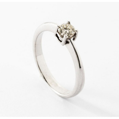 Sortija solitario en oro blanco con diamante talla brillante central con un peso total de 0,40 cts. aprox.