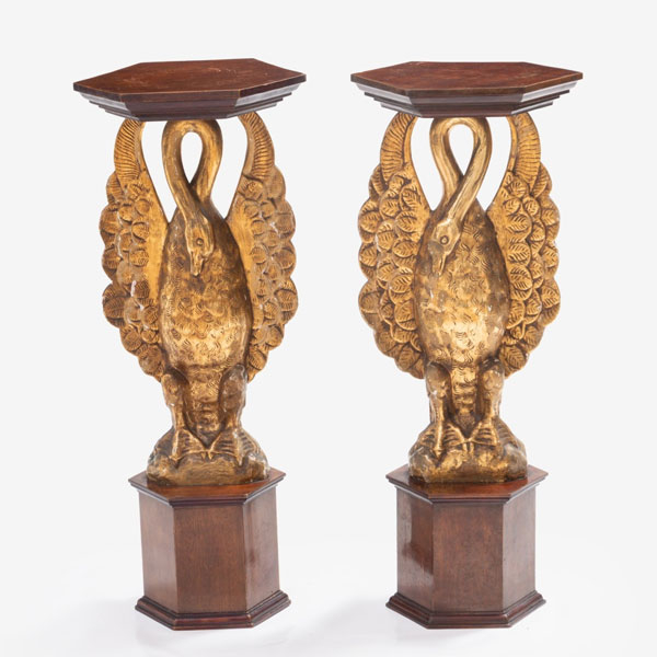Pareja de tallas en madera dorada representando cisnes. Base y encimera en madera de caoba.   &Eacute;poca: S. XVIII - S. XIX