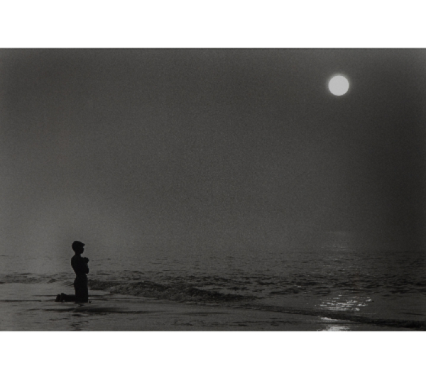 CRISTINA GARC&Iacute;A RODERO (Puertollano, Ciudad Real, 1949)  Oraci&oacute;n al sol, Sagar Mela, India, 2002   Fotograf&iacute;a blanco y negro. 