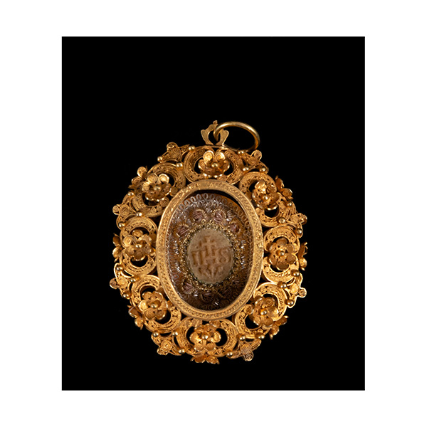 Importante Medallón Relicario en filigrana de oro con reliquias de San Ignacio de Loyola, trabajo colonial del Virreinato del Perú, siglo XVII. 
