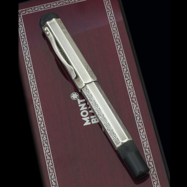 Estilográfica Montblanc "Lorenzo de Medici" serie "Patrones de las Artes" en plata repujada, 1992. Edición limitada Numerada 2801.
