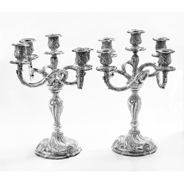 Pareja de candelabros de 5 brazos con decoración de rocallas, flores y hojas. Estilo Luis XV. Marcas de platero.
