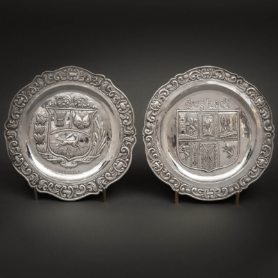 Conjunto de dos platos en plata peruana y punzonada del siglo XX