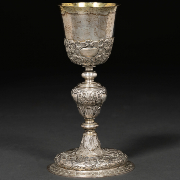 Cáliz en plata repujada del siglo XIX-XX. 