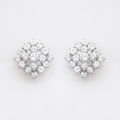 Pendientes en oro blanco con diamantes talla brillante dispuestos en cascada y engastados en garras.