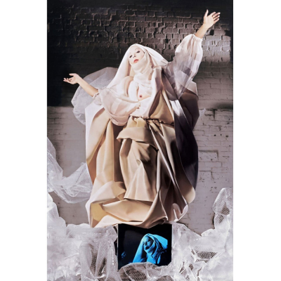 ORLAN. Assumption of White Virgin on Video Monitor and Plastic Wrap Clouds (1983). Obra única