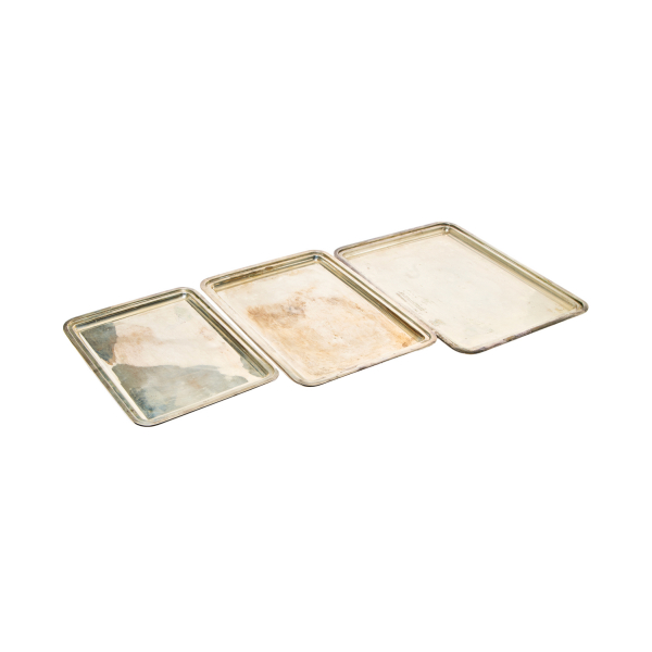 Lote de tres bandejas rectangulares en plata española punzonada con contrastes de J.Roca y decoración lisa, s.XX.