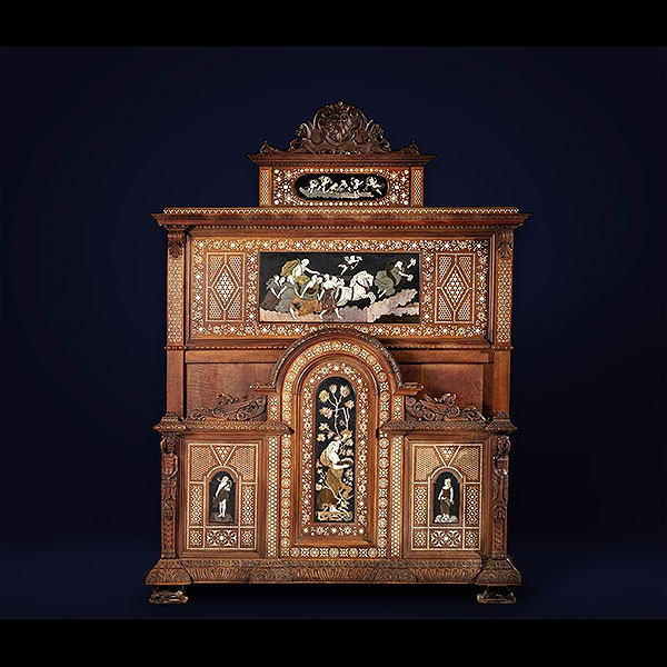 Exquisita cama italiana con motivos mitológicos, Italia, siglo XIX.