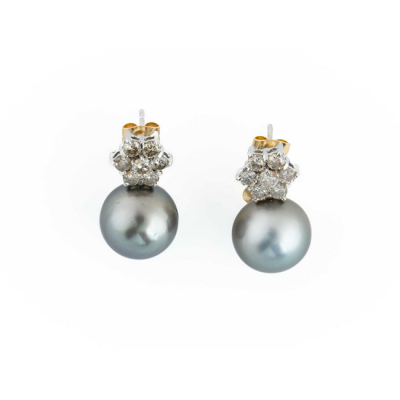 Pendientes en oro blanco con una bella perla gris de Tahití (12,7 mm) coronada por un rosetón de limpios y blanco diamantes 