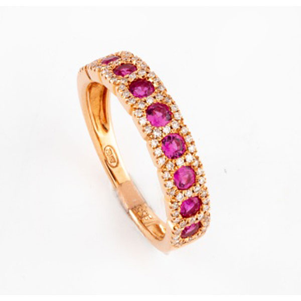 Sortija en oro rosa con 9 rubíes orlados de diamantes talla brillante con un peso total de 0,26 cts. aprox.