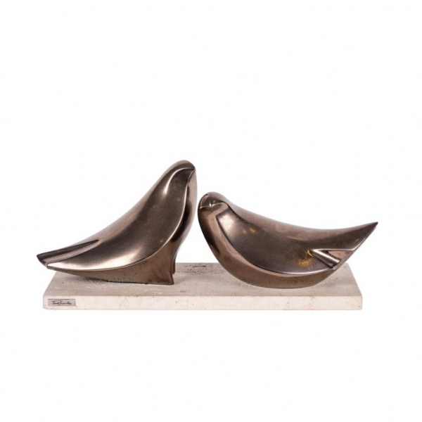 Jos&eacute; Torres Guardia. "Dos palomas". Escultura realizada en cer&aacute;mica patinada sobre peana de piedra.