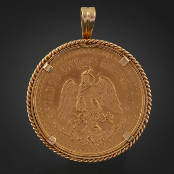 Broche con moneda de cincuenta pesos mexicanos de los Estados Unidos de 22kt y orla gallonada en oro amarillo de 18 kt.