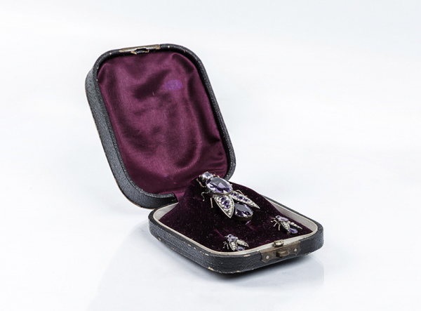 Delicado y original conjunto antiguo de alfiler y pendientes, en forma de mosquitas. Realizado en oro amarillo y plata sobredorada, con piedras amatistas y pequeñas perlitas. C. 1900.