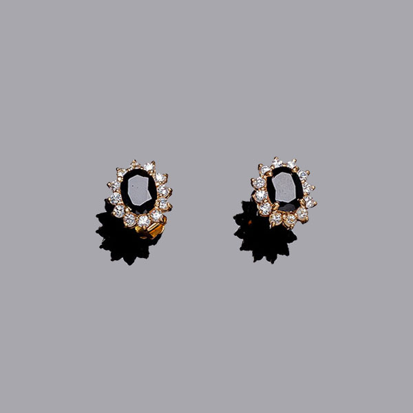 Pendientes en oro amarillo con zafiro azul, talla oval, en garras, y orla de circonitas (2 zaf.: 3.40 ct aprox.).