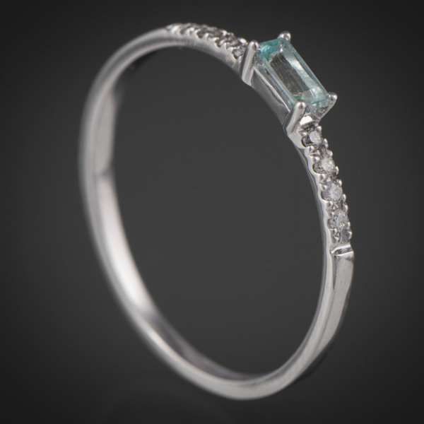Anillo en oro blanco de 18kt con cuarzo paraiba y brillantes.