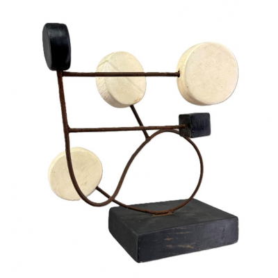 Lol&oacute; Soldevilla. "Sin t&iacute;tulo (1955)". Escultura realizada en madera y hierro pintado al &oacute;leo. Firmada y fechada (55) en la base.