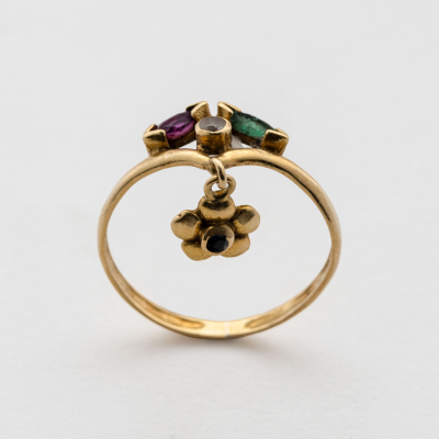 Sortija dise&ntilde;o en pico con motivo colgante flor, esmeralda y rub&iacute; talla marquise y circonita y zafiro azul talla redonda.