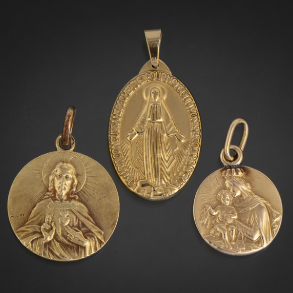 Conjunto de tres medallas en oro amarillo de 18 kt con escenas de la Virgen y Cristo en relieve.
