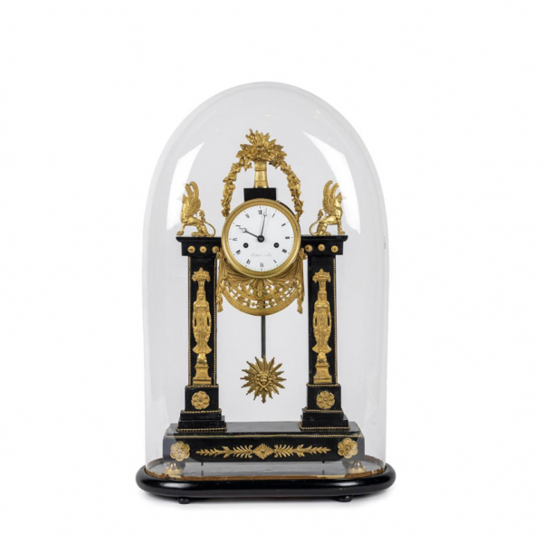 Reloj época Consulado Retour estilo d’Egypte S. XVIII, en mármol negro y bronce dorado al mercurio. 