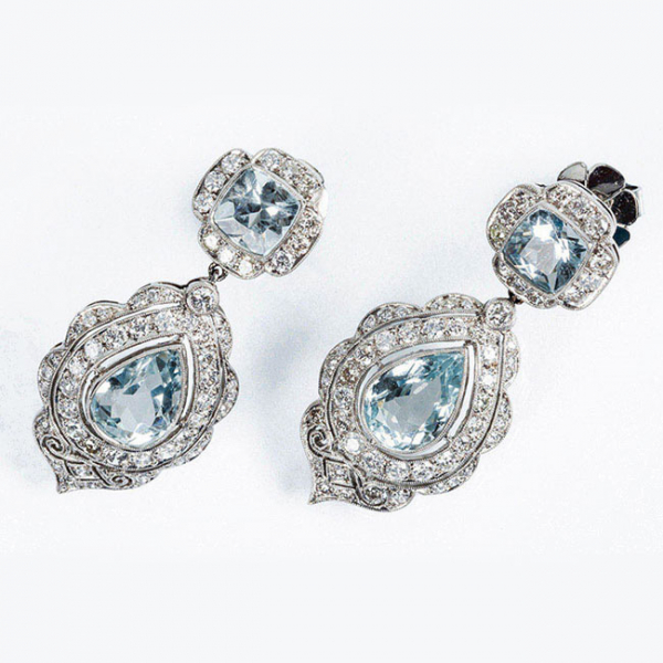Delicados pendientes largos estilo art-decó, en platino y blancos diamantes, talla brillante, con centros de aguamarinas naturales 