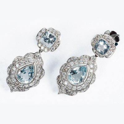 Delicados pendientes largos estilo art-decó, en platino y blancos diamantes, talla brillante, con centros de aguamarinas naturales 
