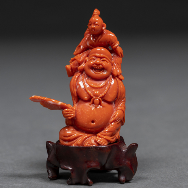 "Buda de felicidad" Figura realizada en coral rojo. Trabajo chino, primer tercio del siglo XX
