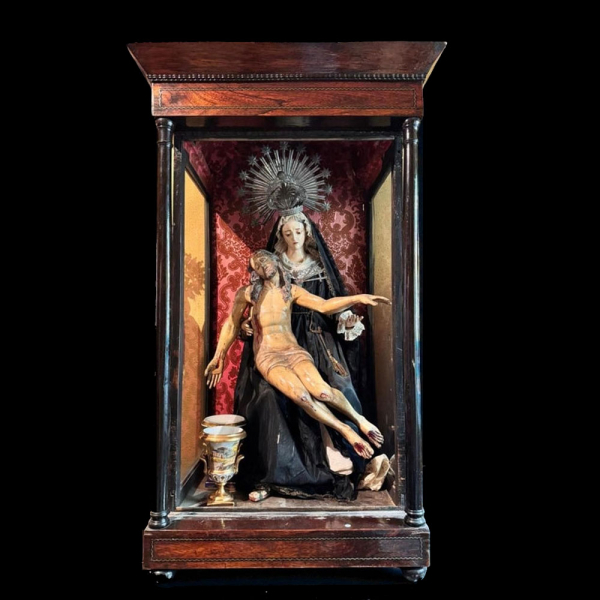 Conjunto devocional de "La Piedad": Cristo Yacente (siglo XVII) y Nuestra Se&ntilde;ora de los Dolores (siglo XIX). 