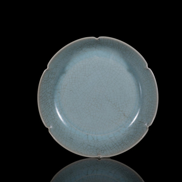 Plato de cer&aacute;mica esmaltada "Ruyao", dinast&iacute;a Song. 