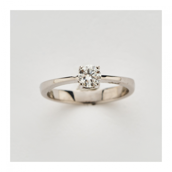 Sortija solitario en oro blanco con diamante talla brillante engastado en garras.