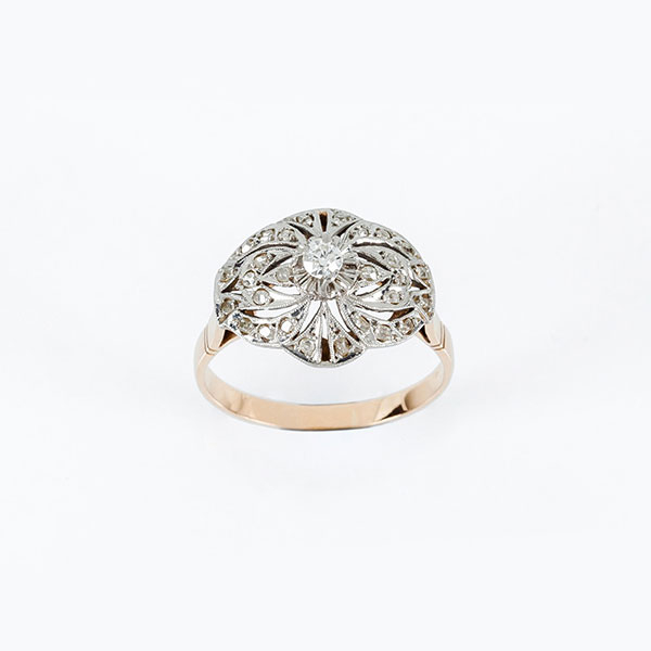 Sortija vintage en montura de oro rosa 18 K, con un blanco diamante, talla brillante antigua 