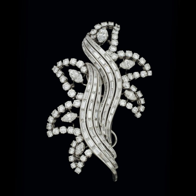 Broche de oro 18 K y platino con brillantes y diamantes. En estuche de Weber &amp; C&iacute;e S.A 