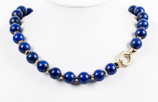 Collar de cuentas de lapislázuli alternadas con 'donuts' de oro amarillo 