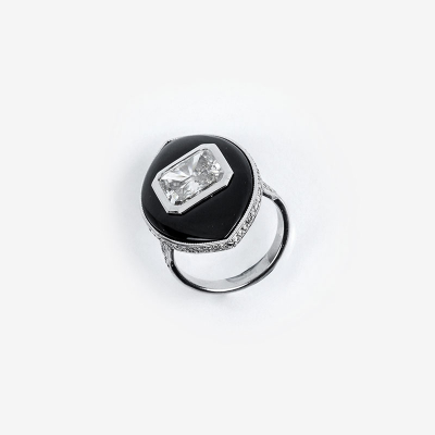 Elegante sortija lanzadera en montura de oro blanco con un gran diamante talla radiant, de 3.49 ct.