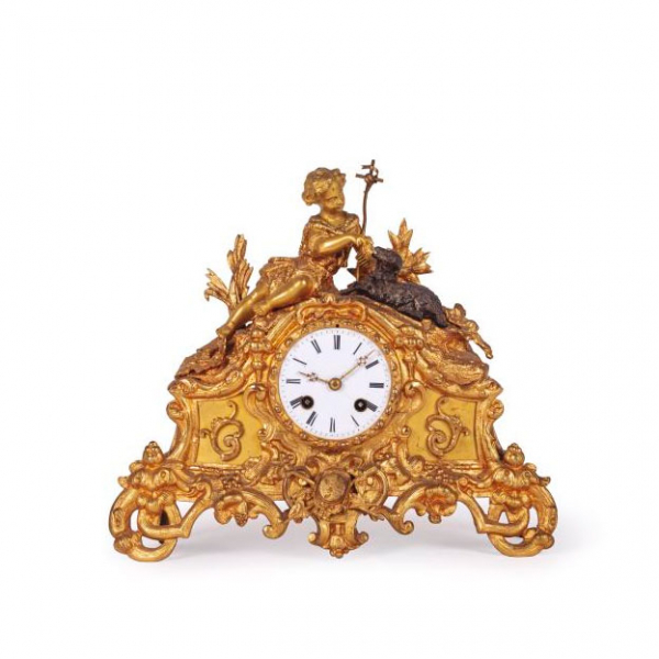Reloj de sobremesa Luis Felipe realizado en bronce dorado al mercurio y pavonado.