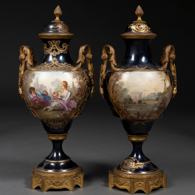 Pareja de jarrones en porcelana Sevrés con montura en bronce dorado. Siglo XIX