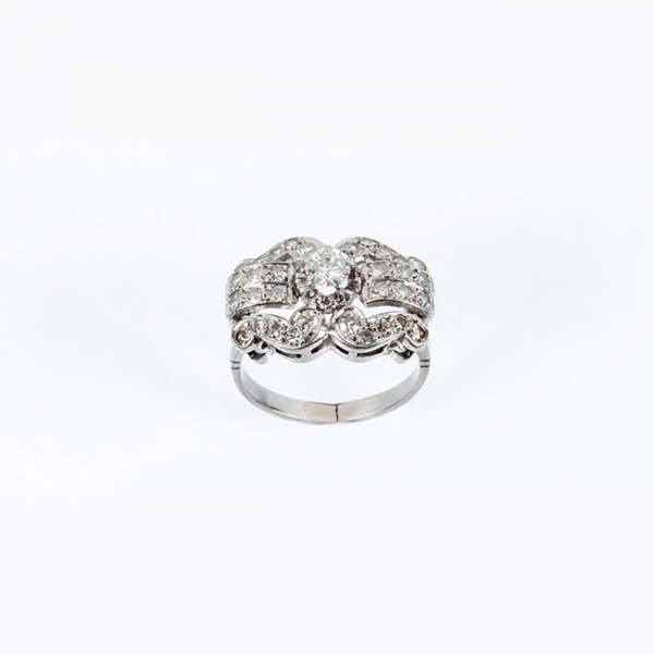 Sortija vintage en platino, con un limpio y blanco diamante natural central, talla brillante 