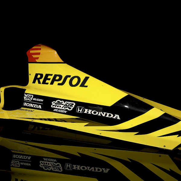 Cubierta de motor firmada escudería Jordan F1, temporada 1998. 