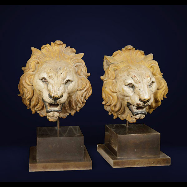 Dos cabezas de León. Hierro fundido policromado. Siglo XVII.