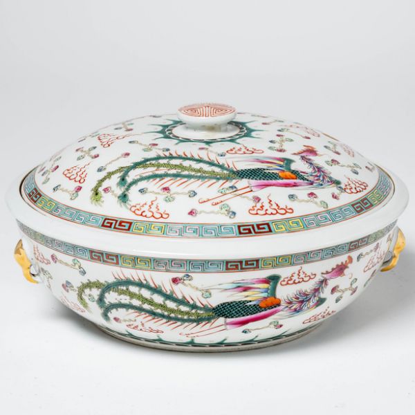Sopera en porcelana china familia rosa del siglo XX.