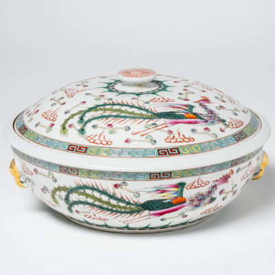 Sopera en porcelana china familia rosa del siglo XX.