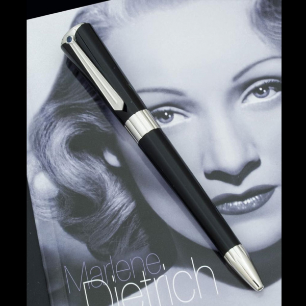 Bolígrafo Montblanc &quot;Marlene Dietrich&quot;. Realizada en resina negra con aros y clip en plata. Año 2007. Edición limitada.