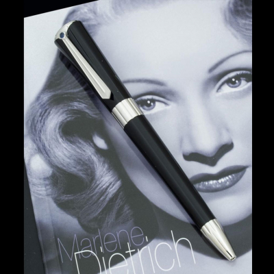 Bolígrafo Montblanc &quot;Marlene Dietrich&quot;. Realizada en resina negra con aros y clip en plata. Año 2007. Edición limitada.