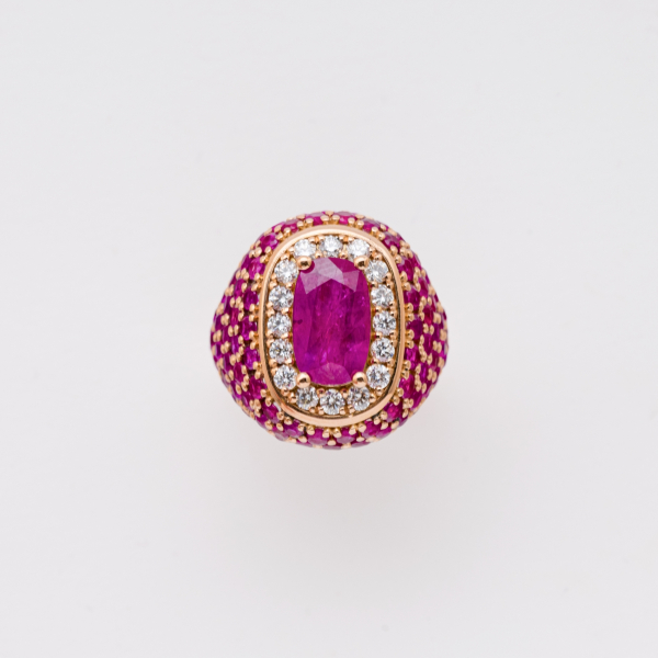 Sortija dise&ntilde;o sello en oro con cuerpo cuajado de rub&iacute;es talla redonda y roset&oacute;n central de rub&iacute; de Myanmar (Burma-Mogok)  