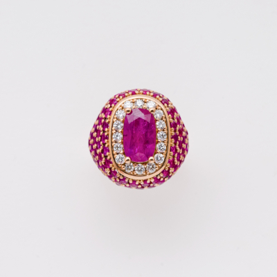 Sortija dise&ntilde;o sello en oro con cuerpo cuajado de rub&iacute;es talla redonda y roset&oacute;n central de rub&iacute; de Myanmar (Burma-Mogok)  