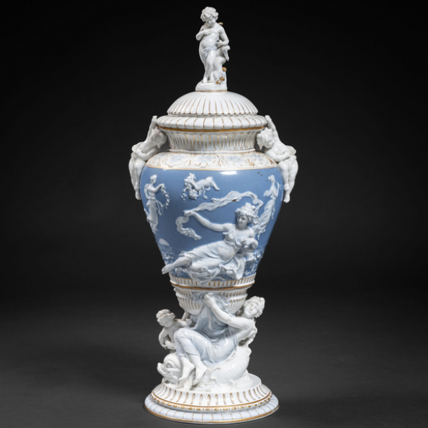 Gran jarrón en porcelana alemana del siglo XIX-XX.  Decorado con escenas clásicas en relieve y decoración en dorado.
